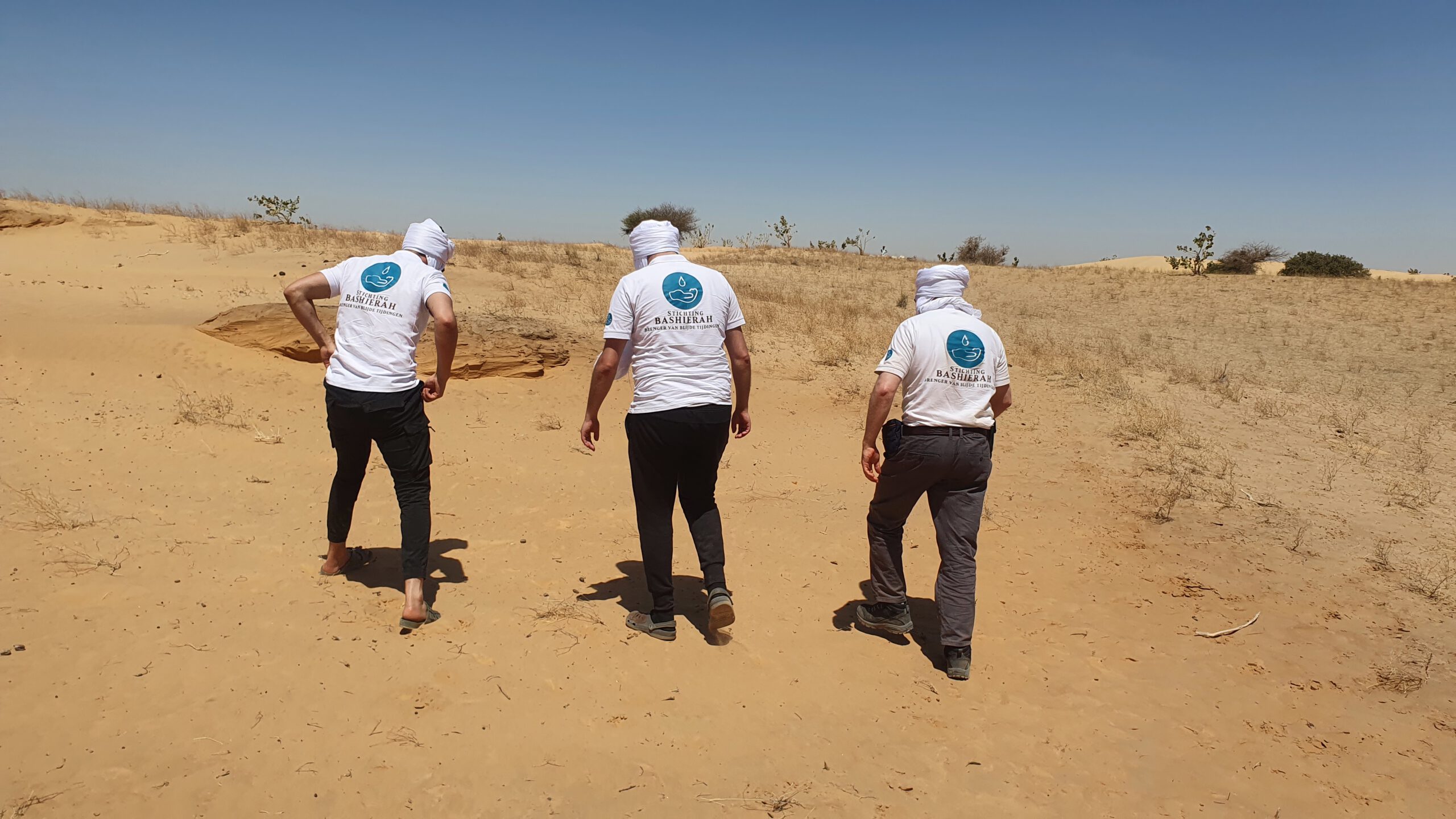 Team van Stichting Bashierah loopt door de woestijn