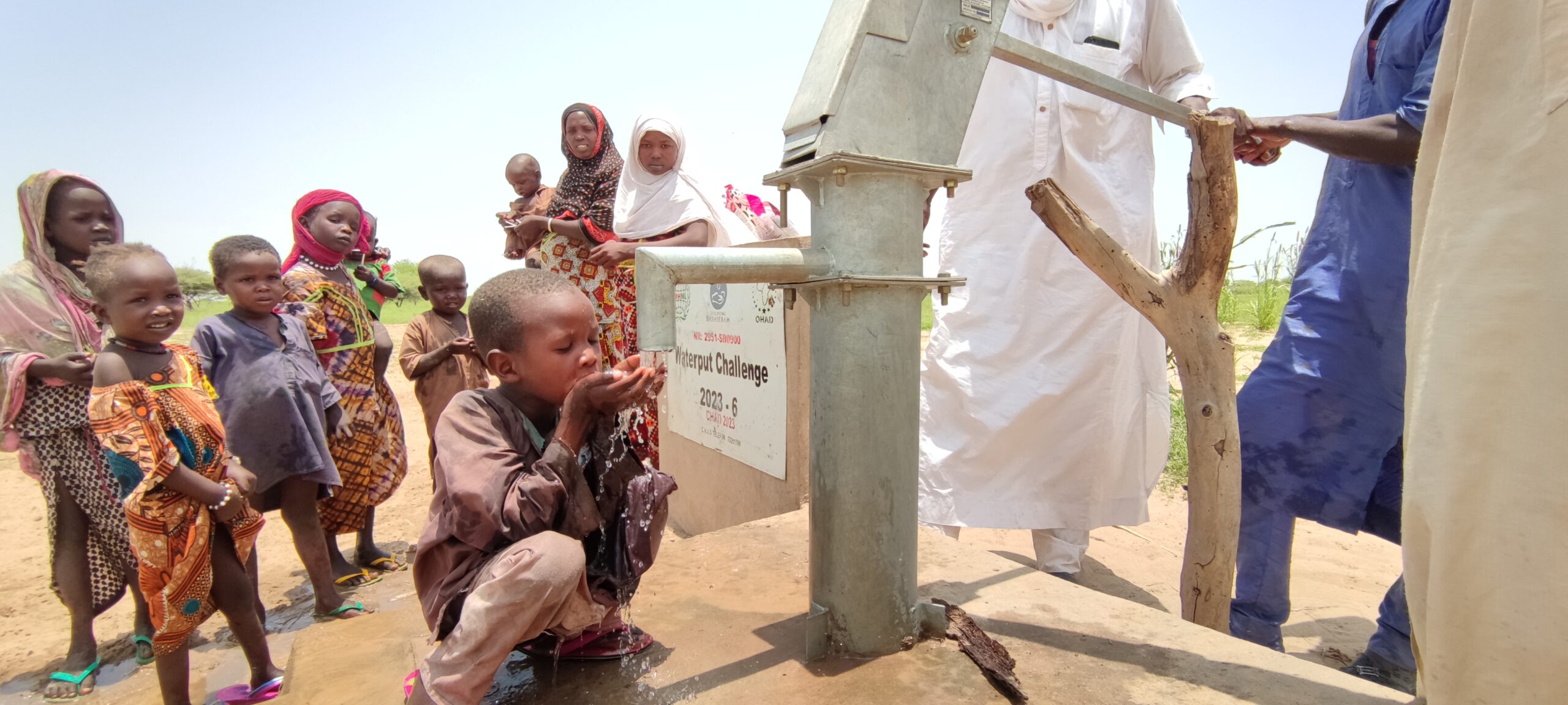 Familie bij een nieuwe waterput in Niger